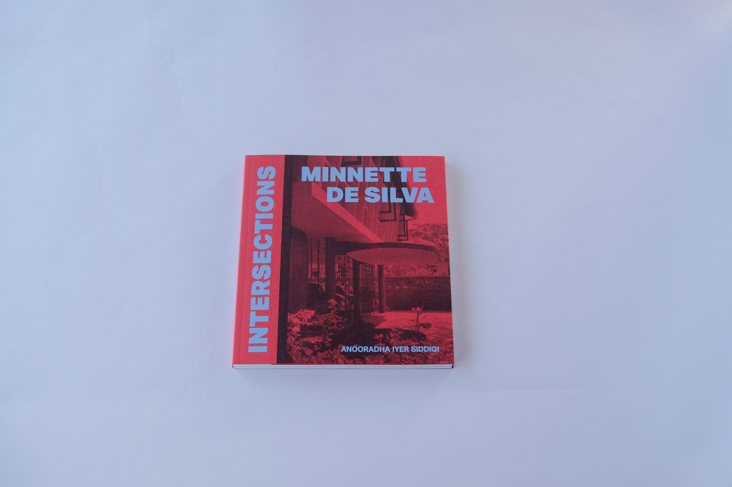 Art Book  『  MINNETTE DE SILVA: INTERSECTIONS by Anooradha Iyer Siddiqi  』