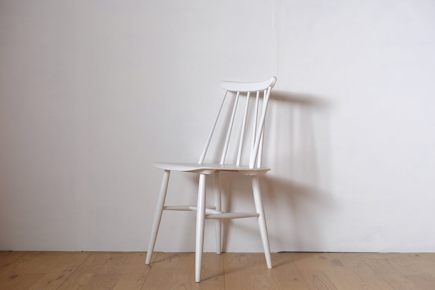 Ilmari Tapiovaara Fanett Chair White