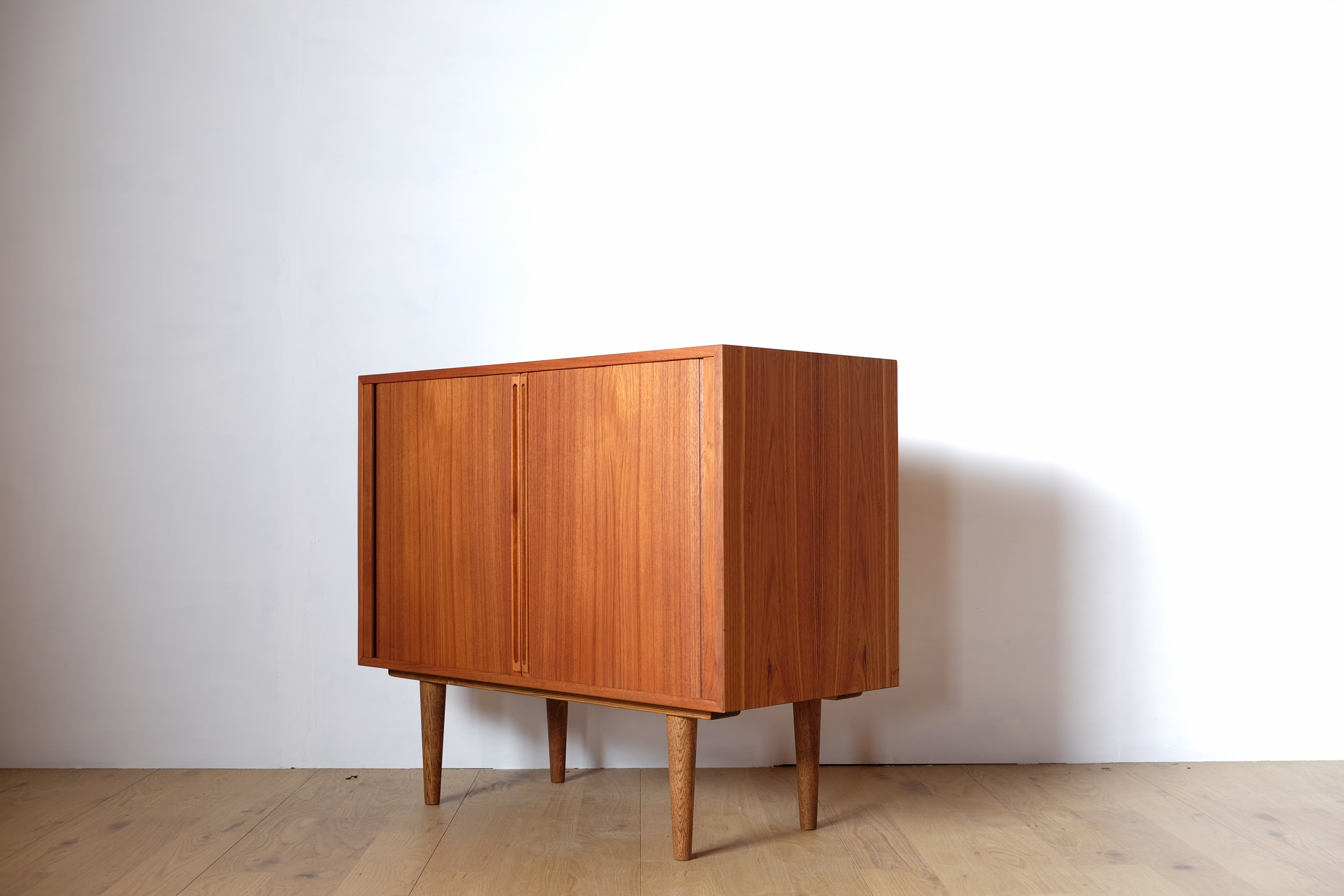 北欧ヴィンテージ Kai Kristiansen Cabinet with tambour doors カイ